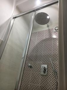 拉维罗Chez-Lu Ravello的浴室里设有玻璃门淋浴