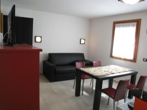 平佐洛Sillia Appartamenti的客厅配有桌子和沙发