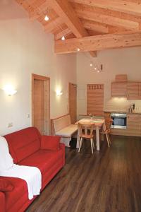 格罗萨尔斯特奥克恩吉尔公寓的客厅配有红色的沙发和桌子