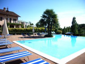 佩切图好斯蒂勒瑞杜高尔夫酒店的一个带椅子和遮阳伞的大型游泳池