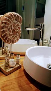 皮兰Casa Al Porto Antico的浴室配有白色浴缸和水槽