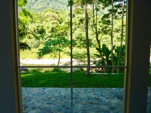 拉塞瓦皮科波尼山林小屋的门上可欣赏到花园美景