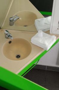 罗什福尔-迪加尔亚维农罗什福尔柠檬酒店的浴室的柜台设有水槽和镜子