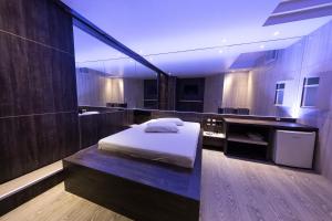 贝洛奥里藏特斯诺布汽车旅馆（仅限成人）的一间卧室设有一张床和一间浴室
