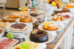库里提巴阿拉丁酒店的盘子上摆着许多不同类型的糕点的桌子