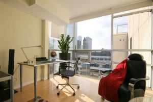 多伦多永格套房家居公寓的一个带桌椅的办公室和一个大窗户