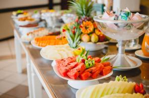 库里提巴阿拉丁酒店的餐桌上的自助餐,包括盘子