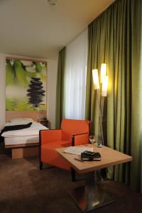 萨尔茨吉特卡特斯可勒尔酒店的酒店客房设有沙发、桌子和床。
