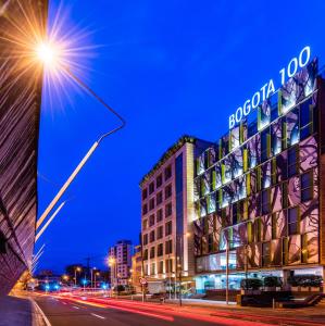 波哥大SHG Bogotá 100 Design Hotel的建筑的侧面有标志