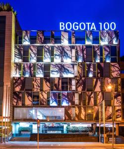 波哥大SHG Bogotá 100 Design Hotel的一座晚上有灯的建筑