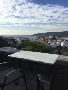 卡达克斯Es volca的美景阳台配有白色的桌椅