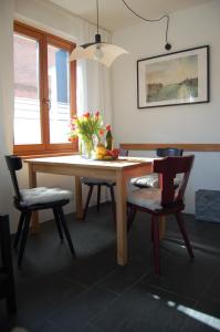 马尔肖"An der Wasserstraße"的一间带木桌和椅子的用餐室
