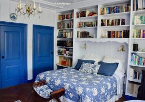 TwiskHet Twiscker Huys的一间设有蓝色门的卧室和一张带书架的床