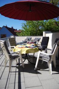 马尔肖Auf dem Berg的庭院内桌椅和遮阳伞
