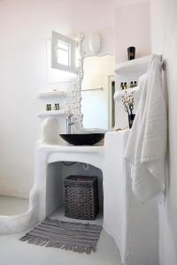 ProvatasVista Mare Milos的白色的浴室设有水槽和镜子