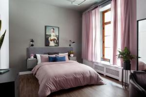 蒙特利尔Maison Saint-Vincent By Maisons & co的一间卧室配有带粉红色和蓝色枕头的床