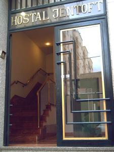 塞维利亚亨托夫特旅馆的医院中心前方的玻璃门