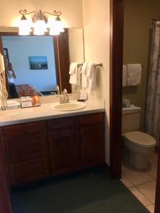 布鲁姆菲尔德Hilltop Inn Broomfield Denver的一间带水槽、卫生间和镜子的浴室