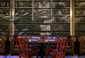 波士顿雷迪森波士顿酒店的一间用餐室,在图书馆内摆放桌子