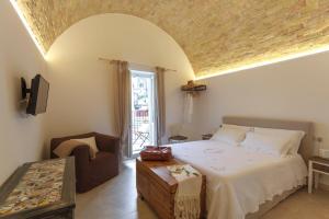 马泰拉Casa Vacanze Otium的一间卧室配有一张大床和一张沙发