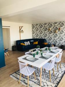 里夫杜海滩Appartement vue sur mer île de ré的客厅配有白色的桌子和椅子