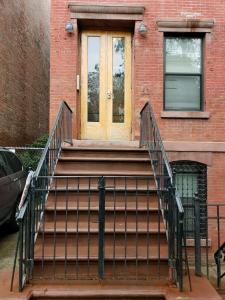 纽约The Harlem Cascades的通往砖砌建筑门的楼梯