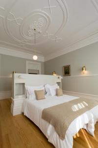 比索达雷加Original Douro Hotel的卧室设有一张白色大床和天花板