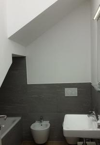 格里安泰卡德纳比亚Appartamento i Tulipani - 1的浴室配有盥洗盆、卫生间和浴缸。
