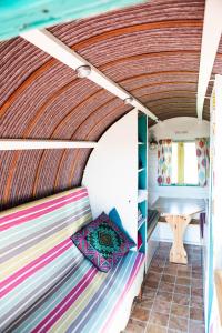 拉斯德拉姆Clissmann Horse Caravans Glamping的小屋内的一张床位,设有木制天花板