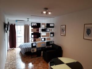 布宜诺斯艾利斯Downtown Viamonte Apartment的客厅墙上挂有图片