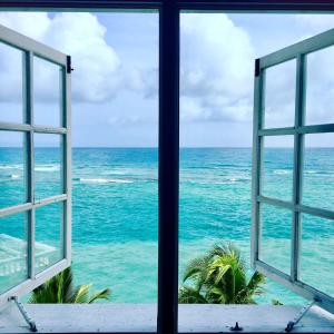 BoscobelOcean Edge Villa的开放式窗户,眺望着大海