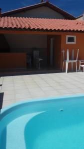 塞古罗港Guest House Paraiso Pataxos的房子前面的蓝色游泳池