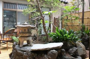 东京加优酒店的一个带石灯笼和桌椅的花园