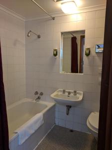 霍巴特Prince Of Wales Hotel的带浴缸、盥洗盆和卫生间的浴室