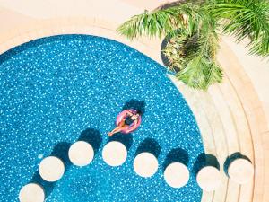 长滩岛长滩岛新海岸萨沃伊酒店的游泳池内人头顶的景色