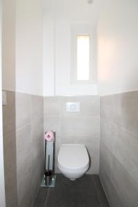 滨海萨纳里Appartement T2 sur le port de sanary的一间带白色卫生间的浴室和窗户。