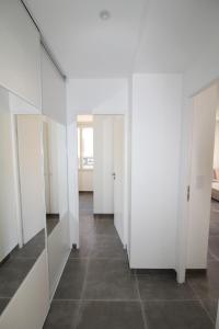 滨海萨纳里Appartement T2 sur le port de sanary的一间空房间,拥有白色的墙壁和瓷砖地板