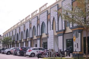 迪沙鲁迪沙鲁槟纳瓦尔酒店的停在大楼前的一排汽车