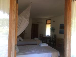 Weetebula奥罗海滩住宿加早餐旅馆的一间卧室设有两张床和窗户。