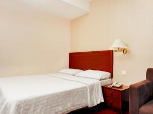 梳邦小屋酒店客房内的一张或多张床位
