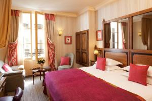巴黎奥马努圣日耳曼酒店的酒店客房带一张大床和一把椅子