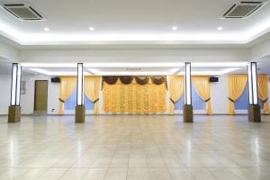 沙白安南Hotel Sri Bernam的舞池,舞厅,有黄色窗帘