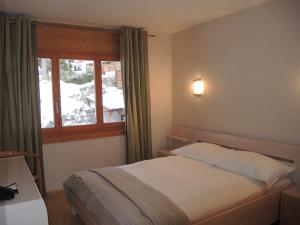 威拉尔-苏-罗伦Résidence RoyAlp - Appartement 22A的酒店客房设有床和窗户。