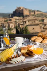 阿尔克萨尔阿罗迪亚酒店的一张桌子,上面放着一盘早餐食品和橙汁