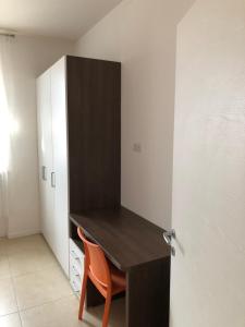 巴多利诺appartamenti vespucci 16的一张黑色桌子和一张橙色椅子