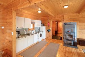 普马拉Mökki Lahtela的小木屋内的厨房配有白色家电