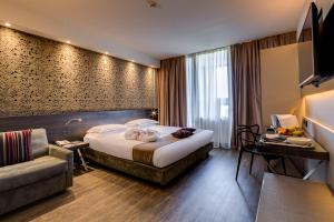 帕尔马法尔内塞加贝斯特韦斯特优质酒店的酒店客房,配有床和沙发
