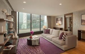 成都成都雅诗阁来福士的客厅配有白色沙发和紫色地毯