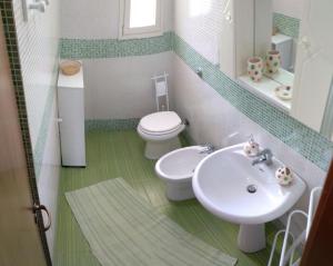 托雷拉皮罗Dimora Liccisa的一间带水槽和卫生间的浴室