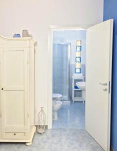 奥尼萨诺Casa te la Bradamante的浴室配有白色橱柜和盥洗盆